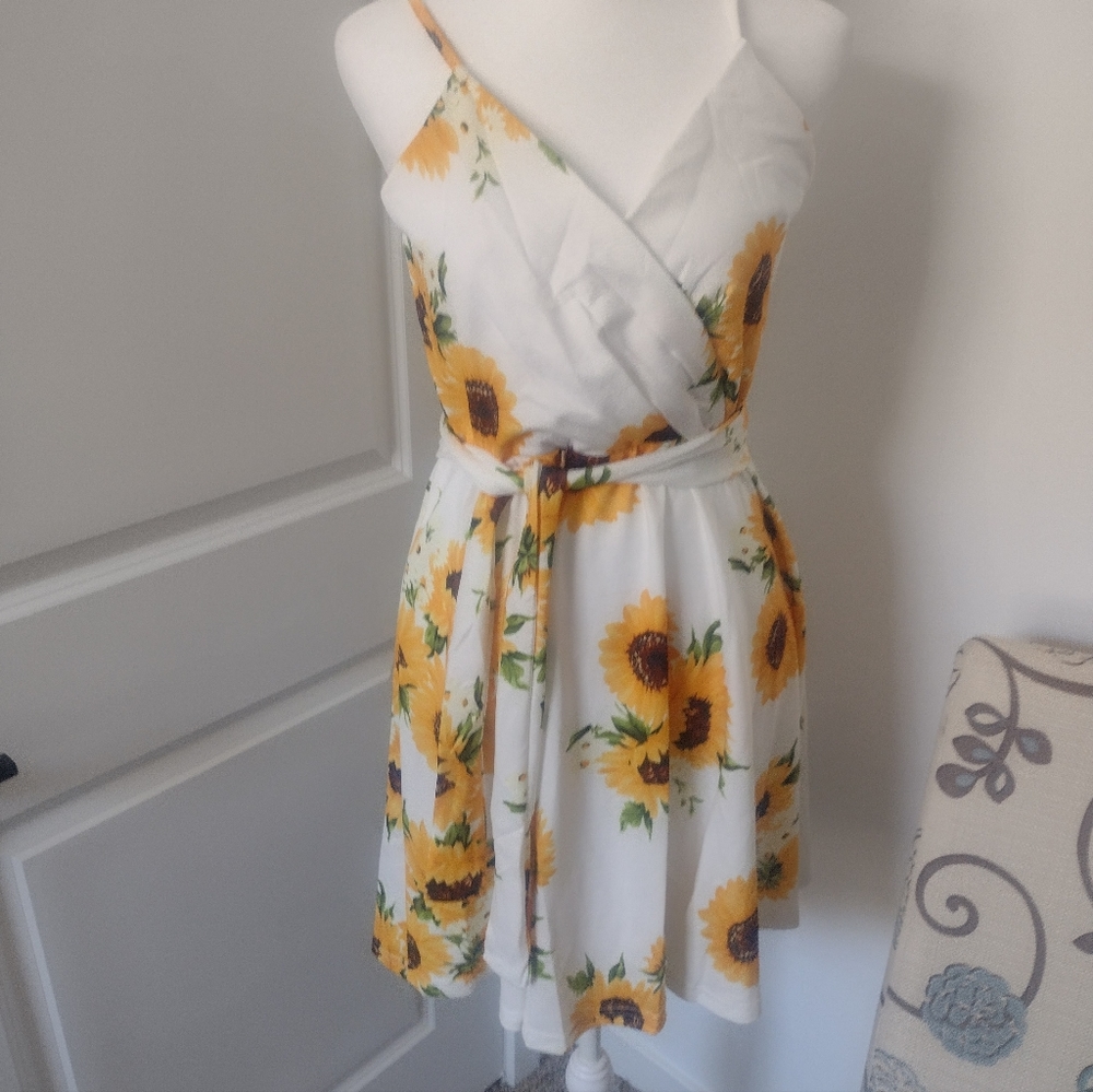 Caprese Short Mini Sunflower Sundress. Medium.